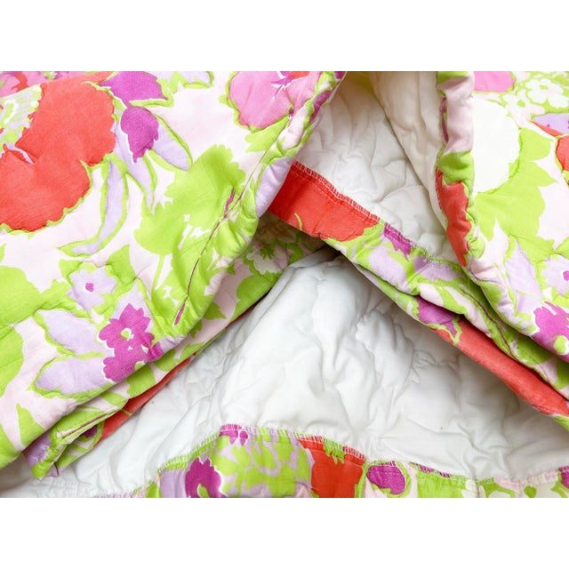 This bedspread screams late 60's - early 70's mid century vibes! It has a groovy large floral print in shades of purple,...