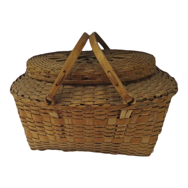 Vintage 1900's Winnebago Woven Market Picnic Lidded Basket with Swing Handles Country For Sale
