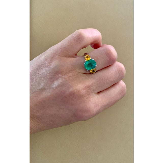 Green 3 Carat Oval Cut Colombian Emerald and Yellow Sapphire 18 Karat Gold Ring For Sale - Image 8 of 8