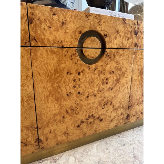 Gold Large Italian Sideboard in Burl Wood and Brass, 1970s For Sale - Image 8 of 10