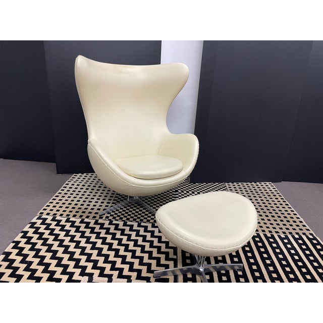 Egg Swivel Armchair in Ivory White Leather and Metal. 1970s, Set of 2 For Sale - Image 3 of 6