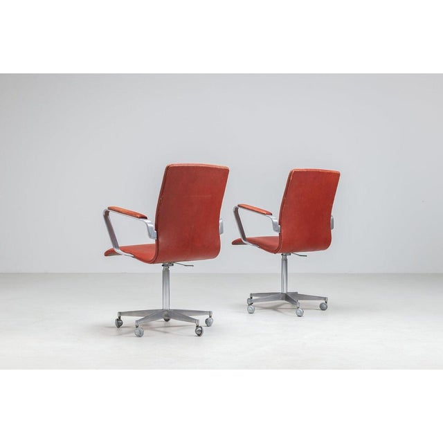 Fritz Hansen Oxford Office Chairs in Cognac Leather by Arne Jacobsen for Fritz Hansen, Denmark, 1967, Set of 2 For Sale - Image 4 of 18