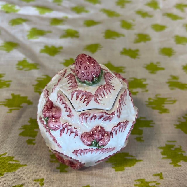 1980s Set of Majolica Strawberry Fields Plates and Creamer/Sugar - 7 Pieces For Sale - Image 11 of 12