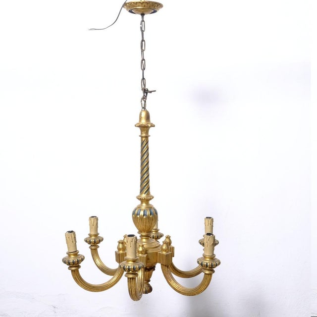 Beautiful classic pendant chandelier in wood, with blue decorations. C7898 Dimensions: Maximum height 105 cm Diameter 61...