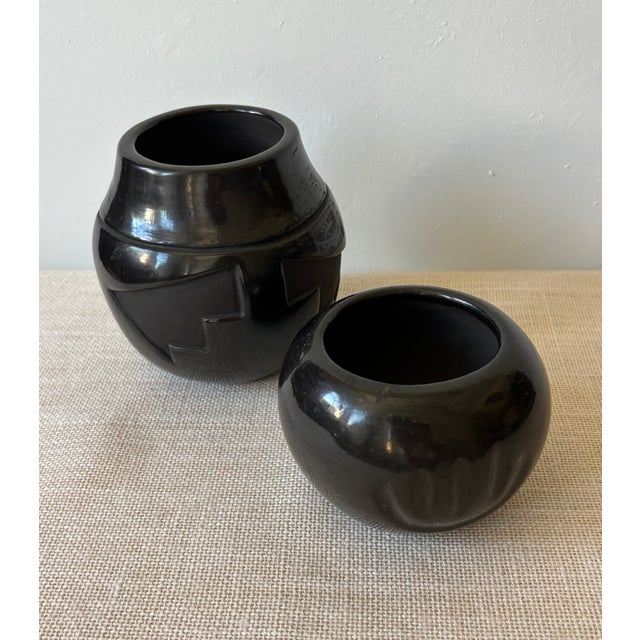 1980s Vintage Santa Clara Pueblo Signed Blackware Pots or Vases, Set of 2 For Sale - Image 5 of 15