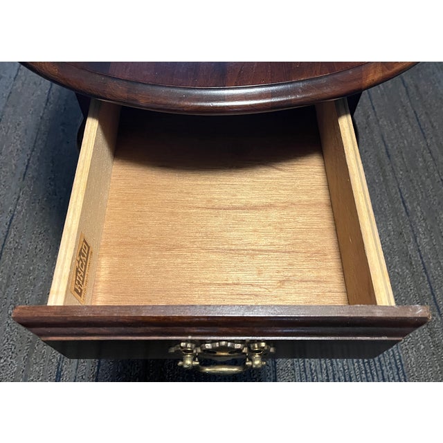 Late 20th Century Kincaid Queen Anne French Country Solid Wood Oval Side Accent End Table Drawer Dark Brown For Sale - Image 4 of 11