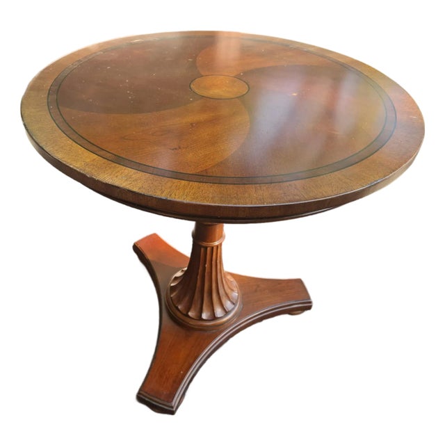 Pre-Owned Ethan Allen Inlaid Round Regency Style Pedestal Table For Sale