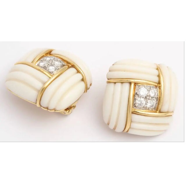 1960s White Coral and 18kt Yellow Gold Clip-on Earrings Vintage 60s For Sale - Image 5 of 7