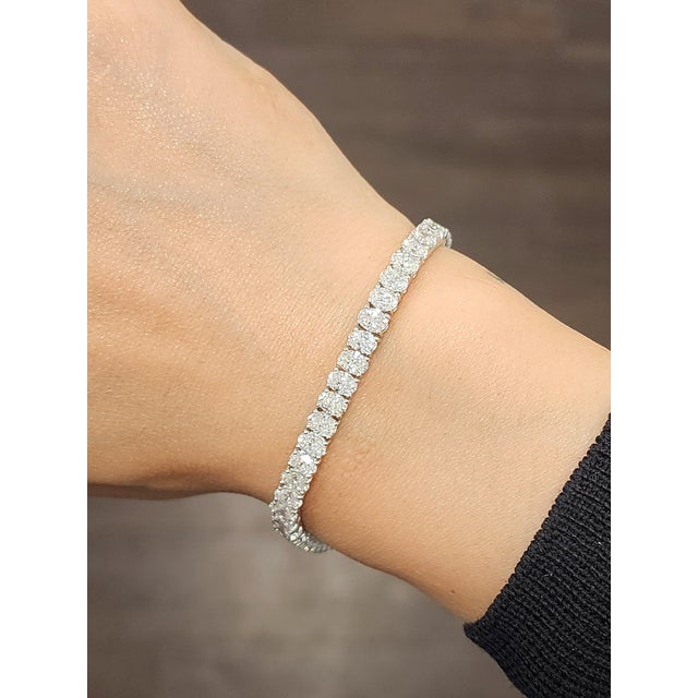 This elegant diamond tennis bracelet embodies modern sophistication with a timeless, understated design. Adorned with a...