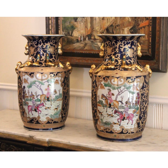 Mid 20th Century Pair Large 18" Chinese Porcelain Vases Cobalt Blue Gold Hunt Scene Chinoiserie For Sale - Image 11 of 18