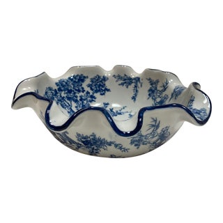 Vintage Round Blue and White Scalloped Chinoiserie Ceramic Bowl For Sale