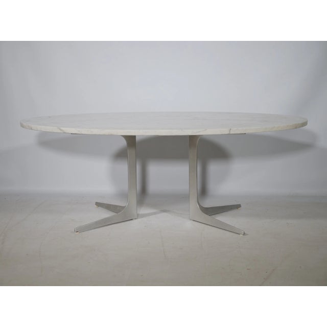 A great design classic from the period. A high-quality coffee table with an oval marble top and cast aluminum feet. The...