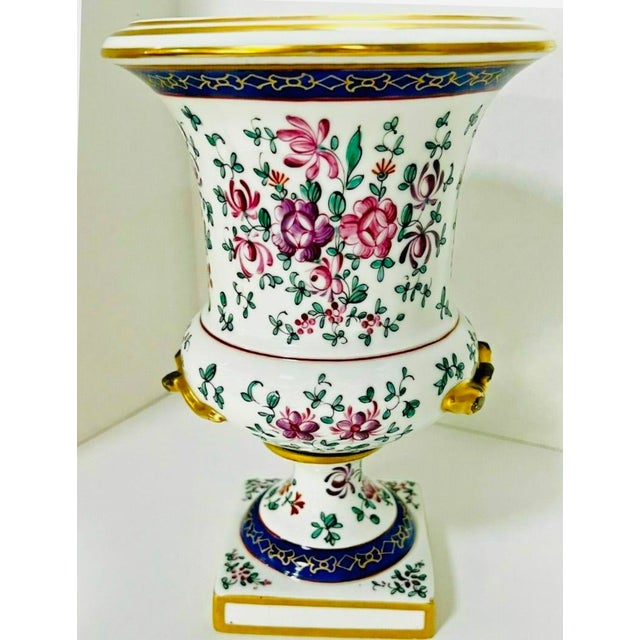 French Porcelain Royal Bourbon Armorial Urn With Gilt Handles & Fleurs-De-Lis For Sale - Image 4 of 18