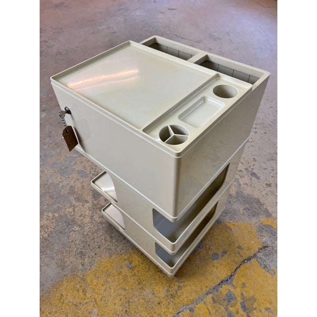 Iconic rolling cart from the 1960s, designed by Giovanni Pelis for Neolt, Italy. The "Stile" model impresses with its...