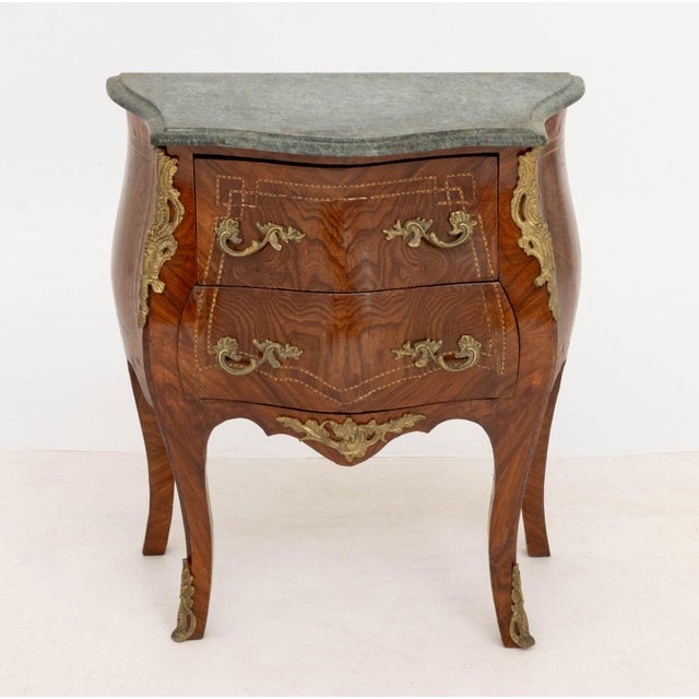 Early 20th Century Pair of Louis XV Style Ormolu Mounted Walnut Bombe Commodes For Sale - Image 5 of 11
