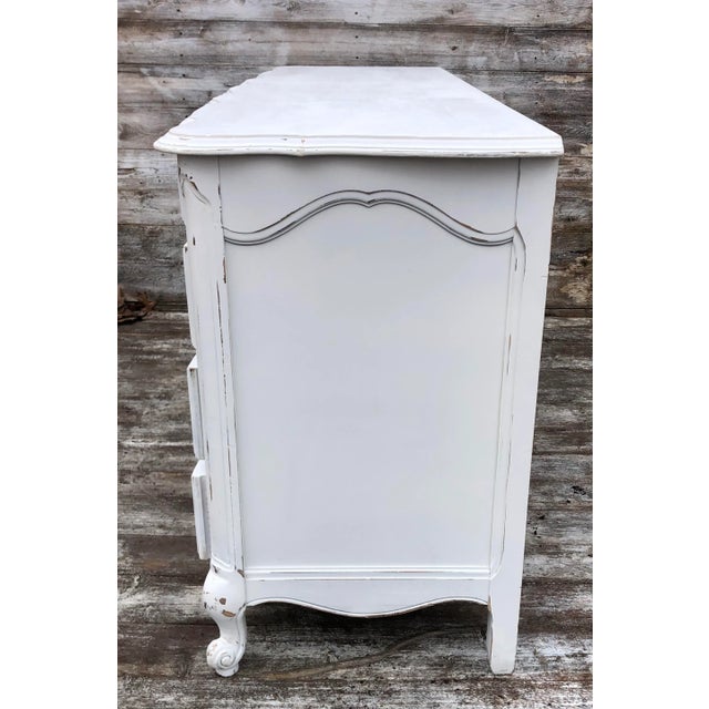 1970s White Furniture Co. French Provincial Triple Dresser For Sale In Philadelphia - Image 6 of 8