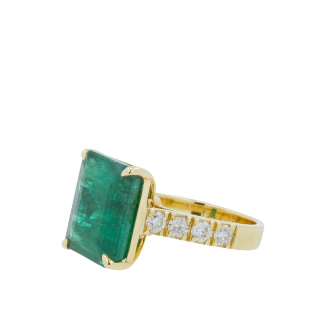 Vivid Green Emerald Shape Step Cut Emerald Diamond Cocktail Ring, Size 6.5 For Sale - Image 4 of 10