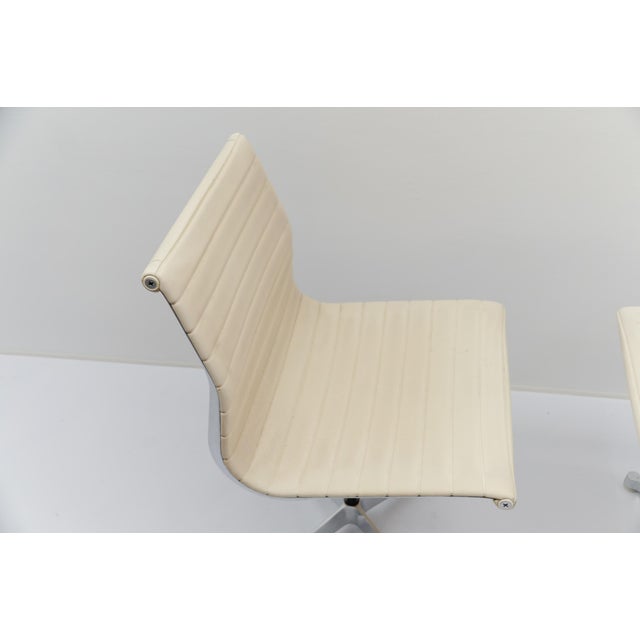 1970s Vintage EA 105 Aluminum Chairs by Charles & Ray Eames for Vitra, 1970s, Set of 2 For Sale - Image 5 of 18