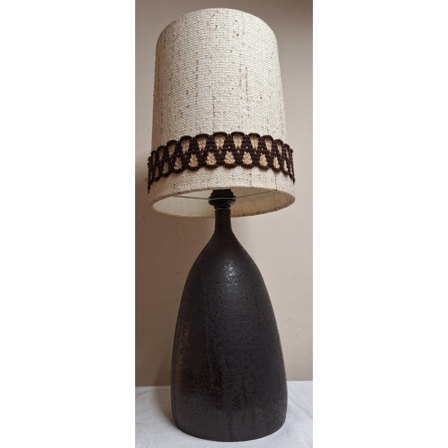Large German Table Lamp with Brown Ceramic Base and Original Beige Wool Shade with Brown Trim, 1970s For Sale - Image 6 of 7