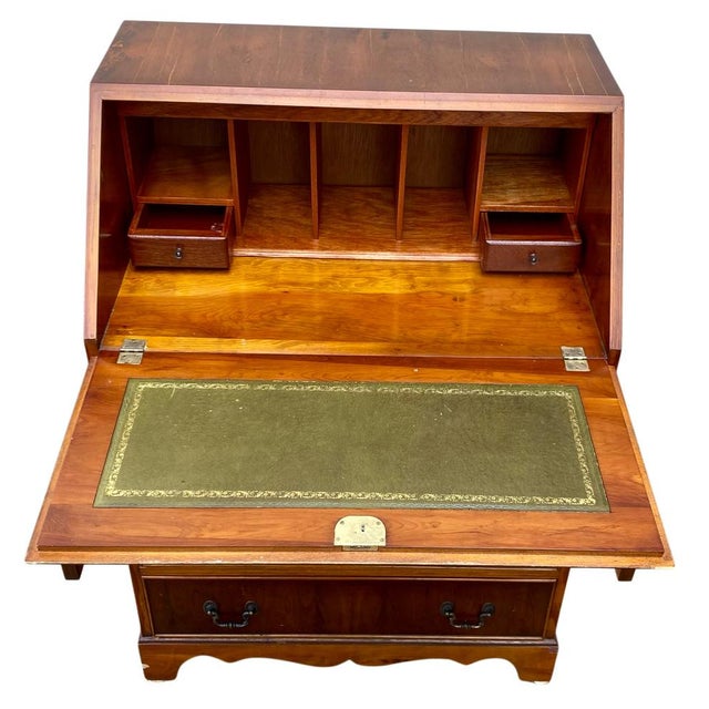 Magnificent English walnut secretary desk. Excellent condition. Dimensions: Height 96 cm, Width 76 cm, Depth 44 cm....