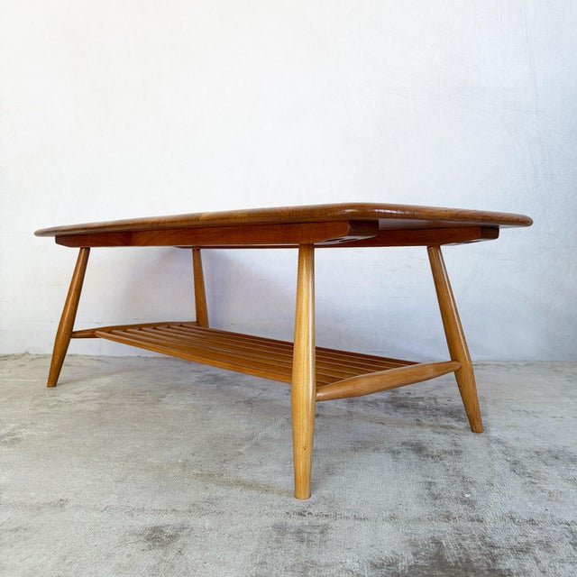 Mid-Century Modern Model 459 Coffee Table with Magazine Shelf in Elm and Beech by Lucian Ercolani for Ercol, 1960s For Sale - Image 3 of 9