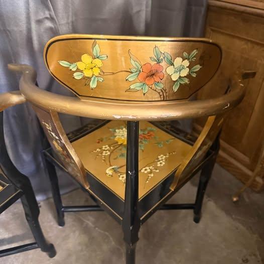 Asian Antique Mid 20th Century Vintage Japanese Gilt Lacquered Hand Painted Corner Chair For Sale - Image 3 of 8