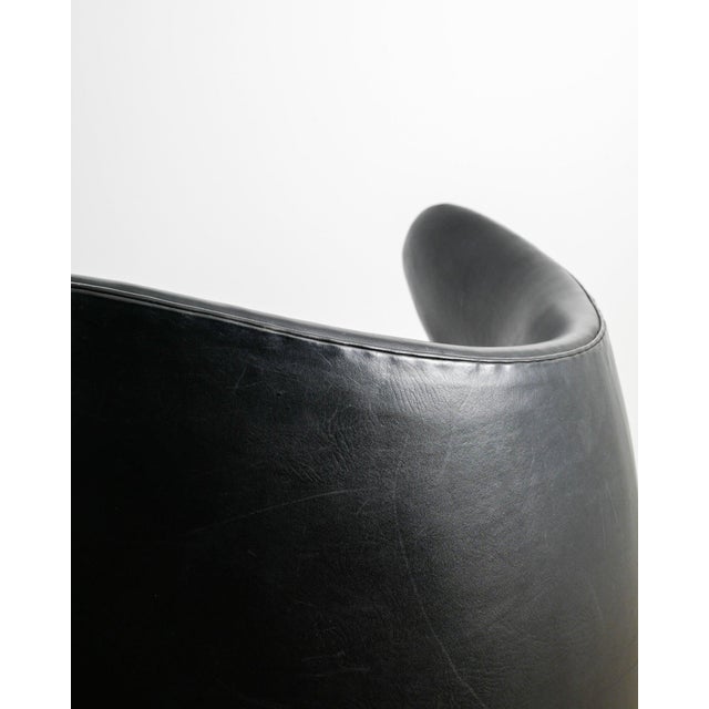 Early Mid-Century Danish Black Leather 3317 / Egg Armchair by Arne Jacobsen for Fritz Hansen, 1964 For Sale - Image 6 of 10