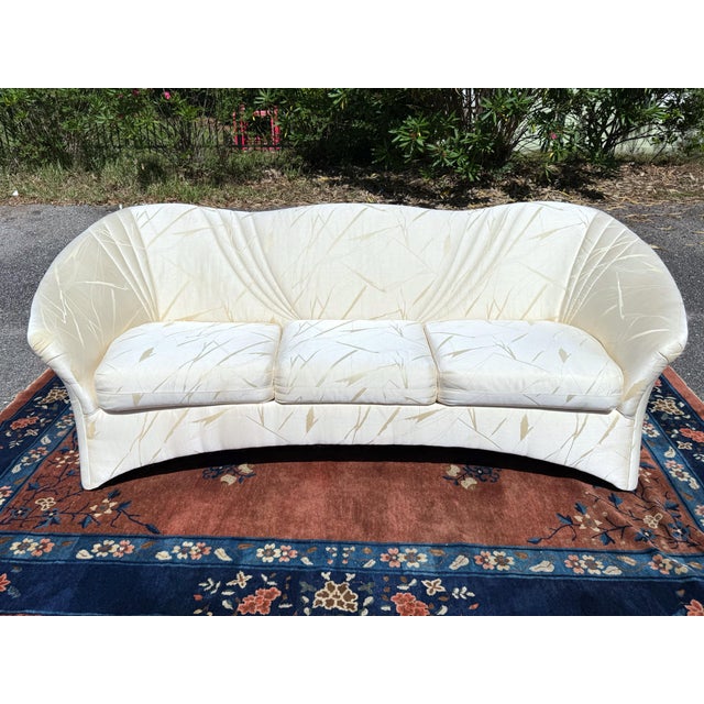 Ooooh this sofa is soooo good! The legs are very reminiscent of Vladamir Kagan’s “Marilyn sofa”. Except this one has 3...