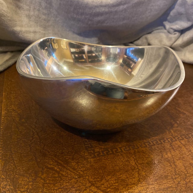 Mid-Century Modern Vintage Nambe #527 Tri-Corner 9" Metal Alloy Bowl - Mint Condition For Sale - Image 3 of 8