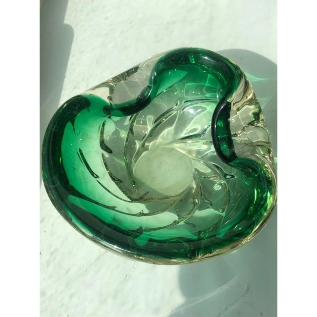 Murano Mid-Century Handblown Green and Gold & Silver Foil Sommerso Swirl Catchall For Sale - Image 4 of 10