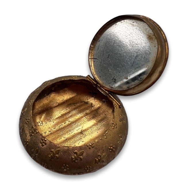 Traditional Antique 1900 Paris Exposition “Électricité” Gilded Souvenir Box Fleur-De-Lis Embossed, Hand-Painted, Rare For Sale - Image 3 of 6