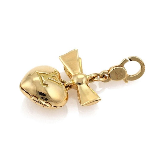 The Louis Vuitton Heart & Bow Locket 18k Yellow Gold Charm Pendant is a luxurious and elegant piece of fine jewelry. Made...