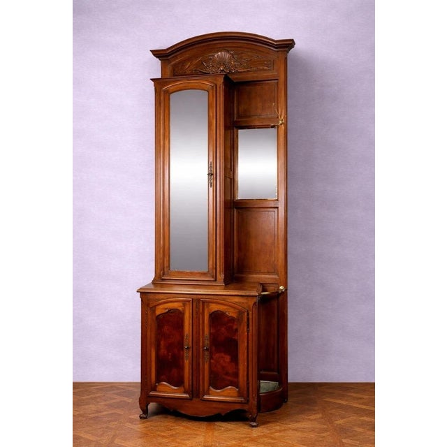 Superb antique wardrobe in solid walnut, combining elegance and functionality. Its slender silhouette makes it ideal for...