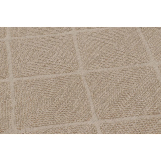 Textile Rug & Kilim’s Scandinavian-Inspired Rug, Geometric Diamond Lattice in Beige For Sale - Image 7 of 10