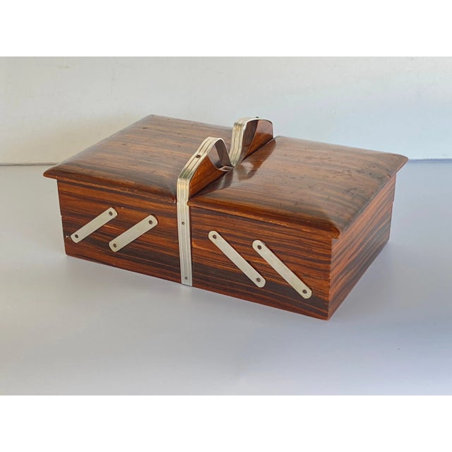 Very rare box in Macassar ebony and satinwood. It is a box of games, which opens by articulating the flaps on each side,...