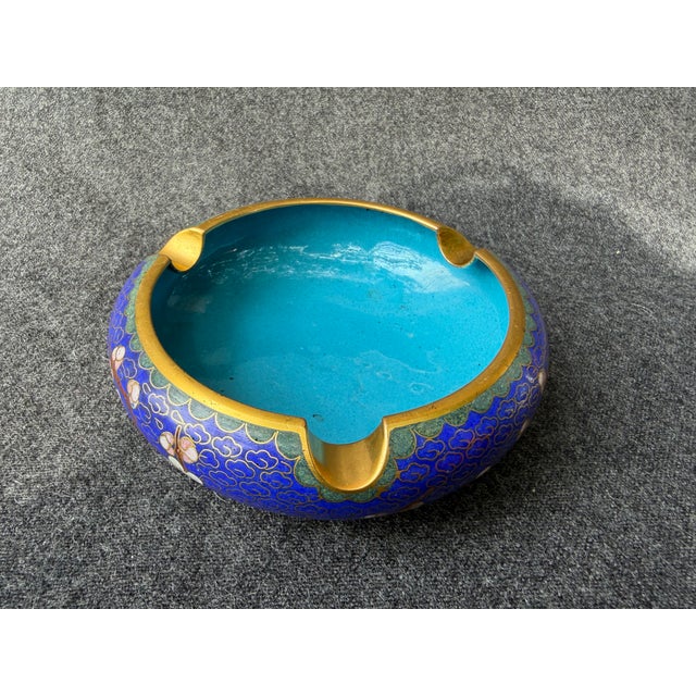 Vintage blue cloisonne floral, catchall, ashtray. It measures 4 3/8" in diameter and 1 1/2" in height. Excellent...
