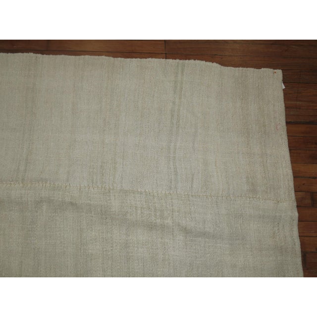 Monochromatic Ivory Turkish Room Size Kilim, Late 20th Century For Sale - Image 4 of 6