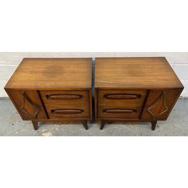 Wood Pair of Vintage Sculpted Walnut Nightstands by Young Mfg., Attributed For Sale - Image 7 of 16
