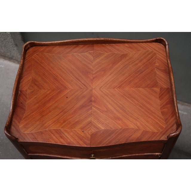 1920s Pair of French Louis XV Style Rosewood Side Tables Nightstands For Sale - Image 6 of 14