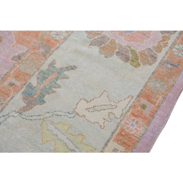 This modern Turkish Oushak rug is a stunning piece of art that has been handwoven using traditional techniques by skilled...