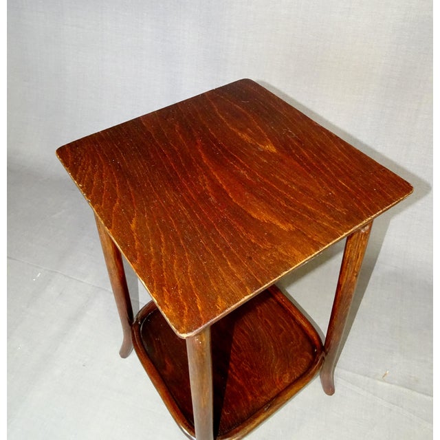 Kohn's design of this table dates back to 1905, it appears in Kohn's catalogues in 1916 and "de facto" appears in Thonet-...