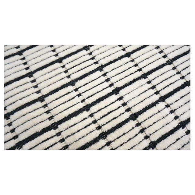 Modern Indian 3D Wool 12x14 White & Black Handloom Area Rug #1144037 For Sale - Image 4 of 5