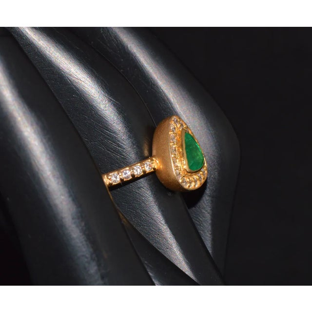 Contemporary Certified Natural 1.25CTS VS F Diamond Colombian Emerald 18K Solid Gold Halo Ring, size 6.25 For Sale - Image 3 of 10