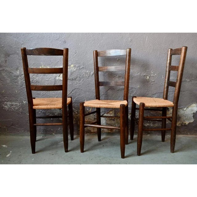 Here is a pretty series of chairs that we imagine coming from a farm or a cabin in the middle of the Alps. Equipped with a...