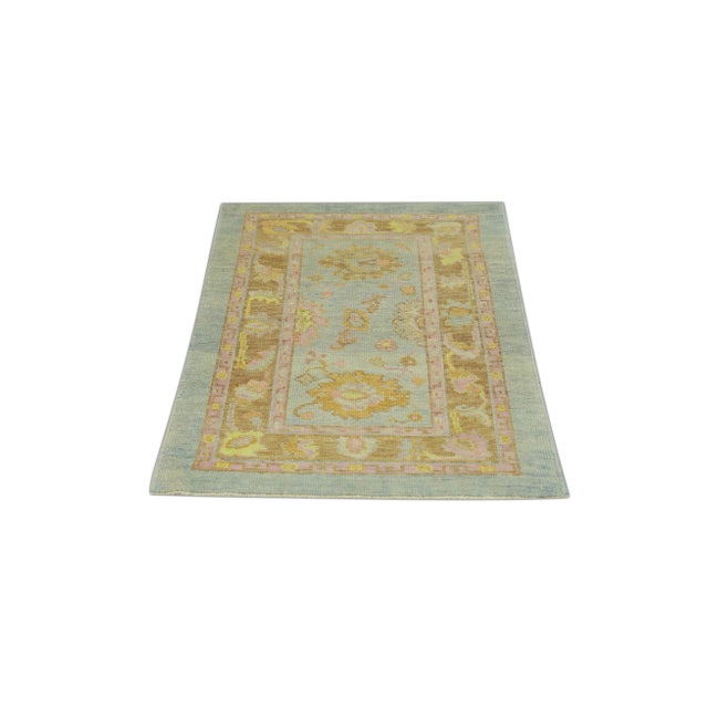 This modern Turkish Oushak rug is a stunning piece of art that has been handwoven using traditional techniques by skilled...