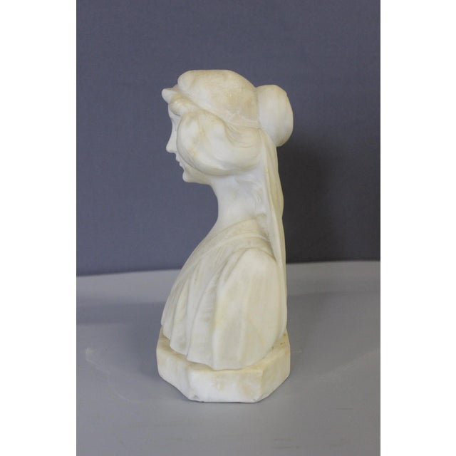 Art Nouveau Bust of a Young Woman in Alabaster, 1900 For Sale - Image 4 of 12