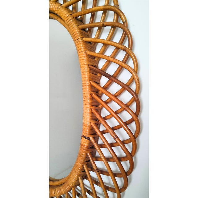 Vintage oval mirror from the 1960s. The frame and glass are in excellent condition.