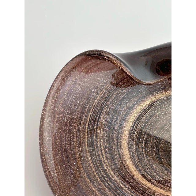 A large 1970s Murano glass centrepiece bowl by Alfredo Barbini, hand-crafted in Italy. Formed in the signature shell-like...