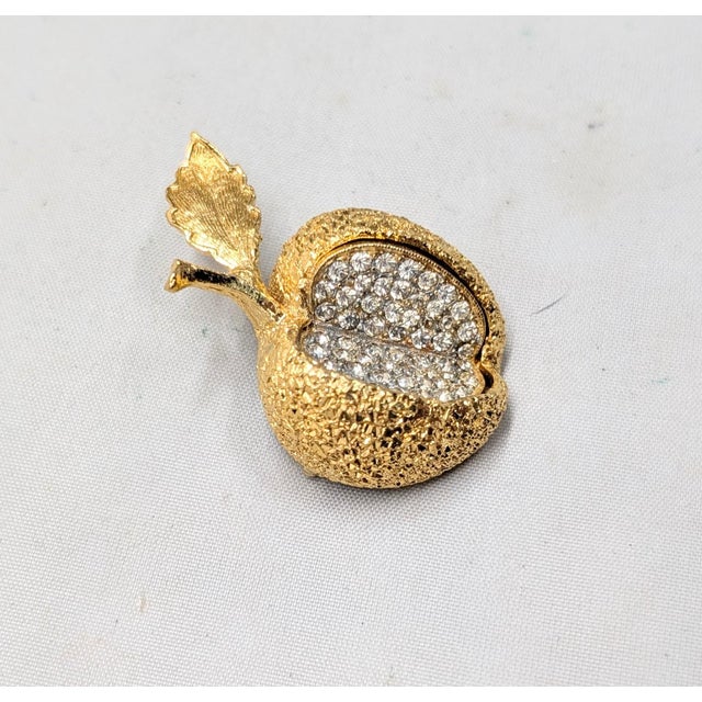 Vintage Signed Hattie Carnegie Goldtone Pavé Clear Rhinestones Apple Brooch For Sale In Philadelphia - Image 6 of 6