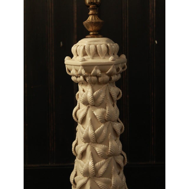 1950s Vintage White Manises Ceramic Table Lamp with Relief Leaf Design, 1950s For Sale - Image 5 of 6